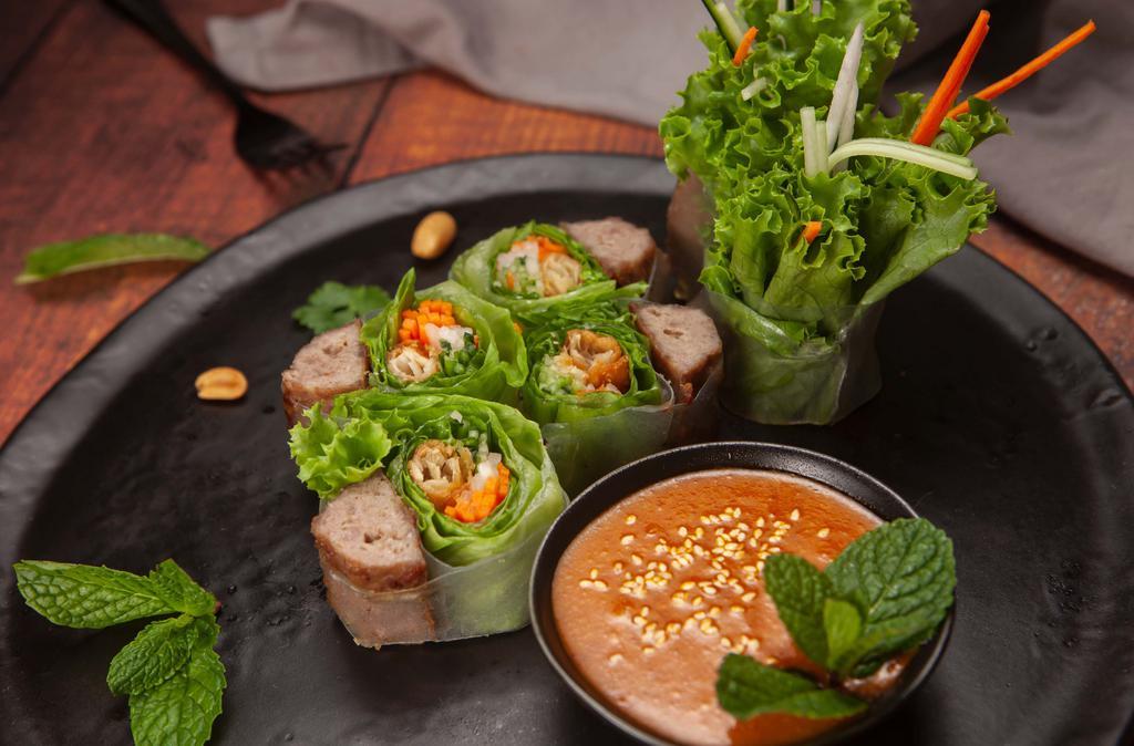 Pork Nem-Nuong Fresh Roll · Vietnamese Grilled Pork Sausage, Brown Rice Paper Roll, Green Leaf, Crispy Roll, Pickled Carrot & Radish, Mint, Cucumber and Sweet Ginger Tamarind Sauce
(low carb, and dairy-free)