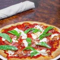 Pizza Burrata e Prosciutto · burrata and prosciutto pizza