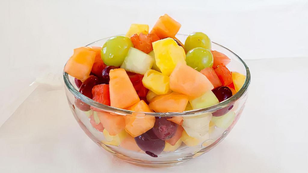 Fresh fruit salad Lg. · Watermelon, cantaloupe, honey dew, white grapes, red grapes, strawberries, pineapple