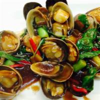 Stir Fried Live Clam with Basil (Taiwanese Style) · 