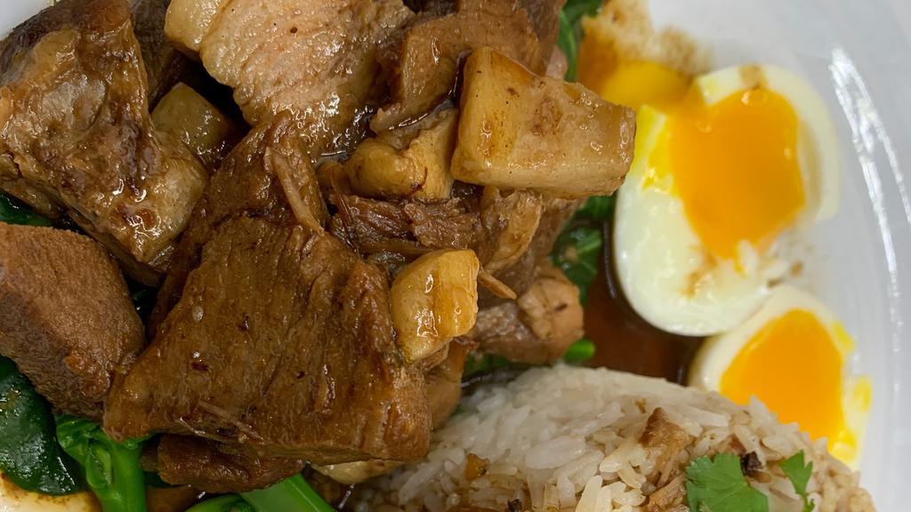 Khao Moo Toon ข้าวหมูตุ๋น · (Stew Pork over rice ) Sliced slow cooked stew pork , with black sweet soy sauce , Chinese broccoli , boiled egg come with rice .