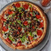 Piraat · Sausage, pepperoni, mushrooms, green onions, black olives, green peppers, red sauce.