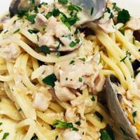 SPAGHETTI & CLAMS.. · Fresh manila clams, chopped clams, creamy white wine-garlic sauce, lemon