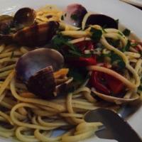 Linguini Con Vongole Bianco · Linguini with fresh manila clams, Extra Virgin olive oil, white wine, Italian parsley, garli...