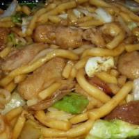 39. Deluxe Chow Mein(Chicken, Beef & Shrimps) · 