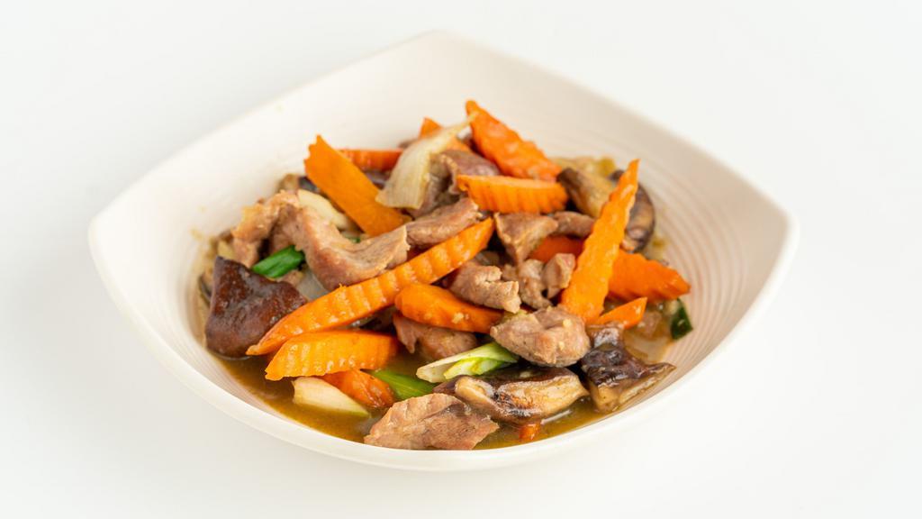 Pad-gra-tiem-prig-tai · Vegetarian. Sautéed garlic, onions, carrots & shiitake mushrooms.