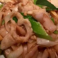  Giant Clam Chow Fun 貴妃蚌炒河  · Chow Fun with Giant Clam