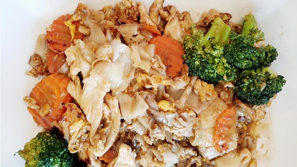 Pad Si-Ew · Panned wox Thai stir fried wide rice noodles with egg, broccoli, carrot in chef.special sweet soy sauce.