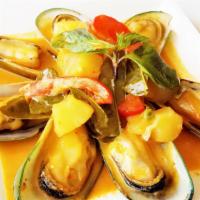 Pineapple Curry New Zealand Green Mussels  +rice · Little bit spicy red Thai herbal cooked in rich coconut milk with new Zealand green mussels,...