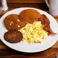 American breakfast · 2 pancakes topped with powder sugar 
2 scrambled eggs
sausage
Bacon