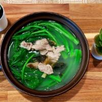 Clay Pot Broth with Rapeseed & Pork · 上汤肉片浸油菜心
Canh Dưỡng Sanh Cải Ngọt