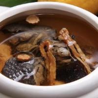 Ginseng stewed with Black Chicken （soup） · 花旗参炖乌鸡（炖汤）
Canh Nhân Sâm Mỹ Hầm Bồ câu