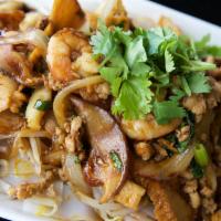 C04. Guay Tiaw Lord Noodle · Sautéed shrimps, ground chicken, calamari, tofu, dried shrimp with white onion, bean sprout,...