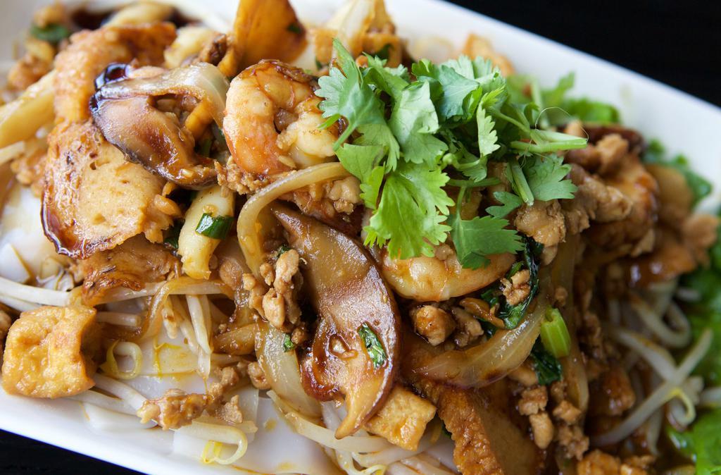 C04. Guay Tiaw Lord Noodle · Sautéed shrimps, ground chicken, calamari, tofu, dried shrimp with white onion, bean sprout, black mushroom in sweet black soy sauce and served over steamed flat rice noodle.