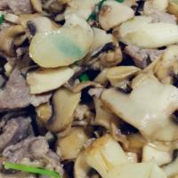 Fried Beef with Braised Mushrooms · 蘑菇炒牛肉