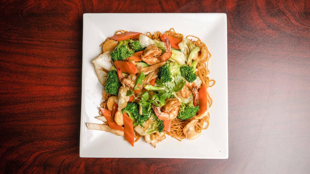 H6. Stir Fried Sea Food Chow Mein /Mì Xao đồ Biển · Yellow noodles stir-fried with seafood, mixed vegetables.