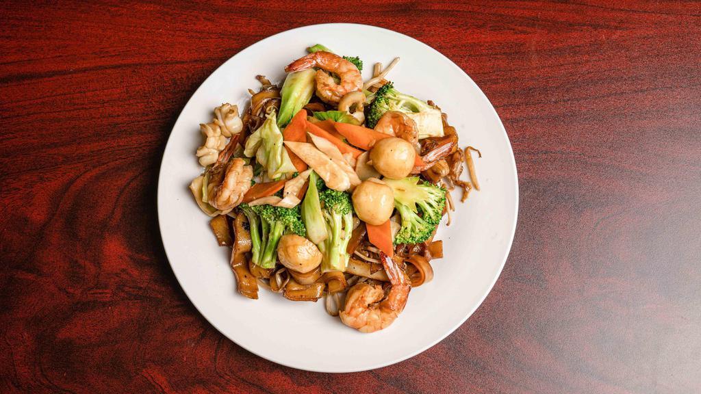 H6. Stir Fried Sea Food Chow Mein /Mì  Xào đồ Biển · Yellow noodles Stir-fried with seafood, mixed vegetables.