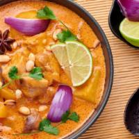 Mus-Mun · Meat with red curry, peanuts, onions, and sweet potatoes in coconut milk.
