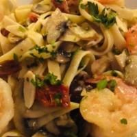 Fettuccine Mare Monti · Fettuccine toasted with prawns in garlic olive oil, fresh tomato, mushrooms and white wine.