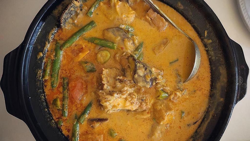 E27. Curry Seafood (claypot). · Fish fillet, shrimp, squid, vegetables
