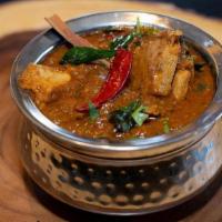 Andhra Chicken Curry - 1 Pint (16 oz) · Cubes of succulent chicken cooked in a traditional South Indian gravy with herbs and spices.
