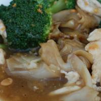 #24. Lad Na · Pan-fried rice noodles and broccoli with gravy.