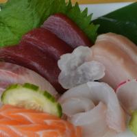 Deluxe Sashimi · Assortment of fresh raw fish (chef's choice), spring mix salad & rice.