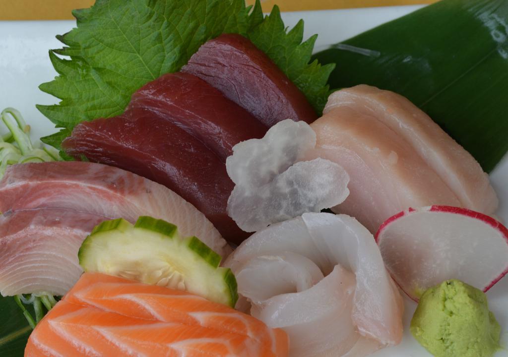 Deluxe Sashimi · Assortment of fresh raw fish (chef's choice), spring mix salad & rice.
