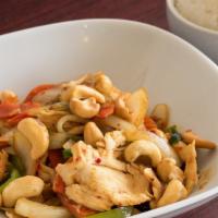 32. Himmapan (Cashew Nut) · Sautéed meat with cashew nuts, dried chili, onions, carrots in garlic sauce.