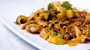 Pad See-U · Stir-fried flat rice noodles with egg, carrots, and broccoli in black soy sauce