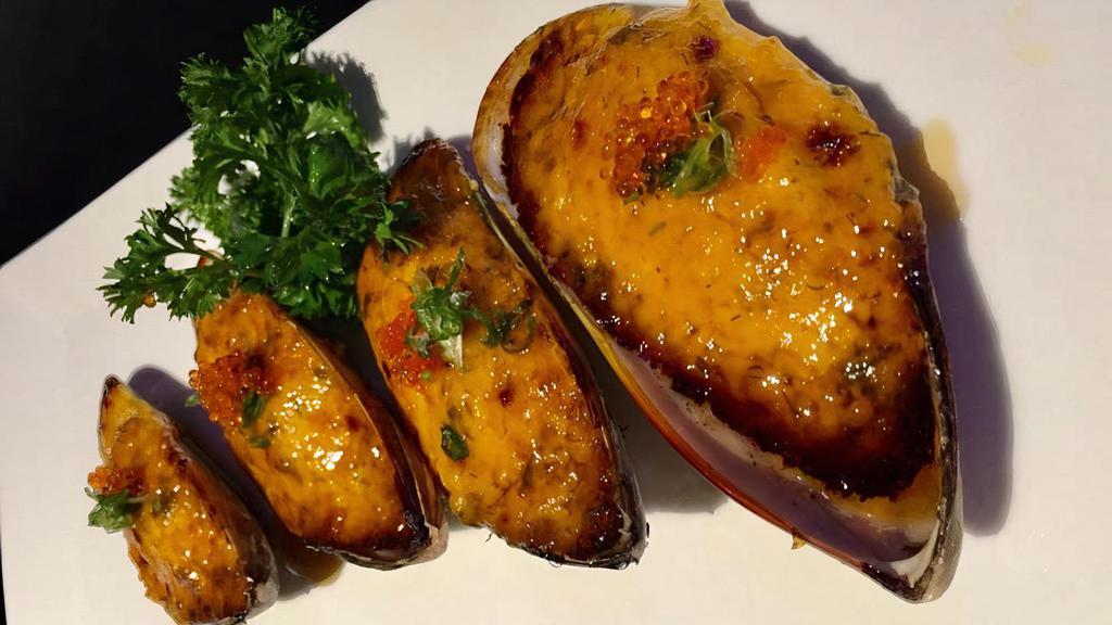 Baked Green Mussel(4pcs) · Baked mussels in spicy mayo topped with sweet & spicy sauce, tobiko, green onion