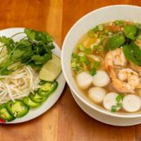 Seafood and Chicken Noodle Soup / Hủ Tiếu Thập Cẩm · 