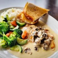 Pollo con Crema de Tequila · Chicken breast in a creamy tequila sauce, served with rice, vegetables and garlic bread.