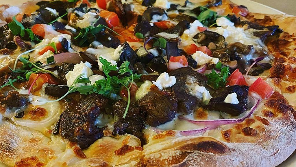 Steak Pizza · steak pieces,mushroom,onion,garlic,cheese