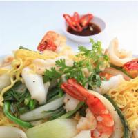 H9. Mì Xào Mềm · Stir-fried egg noodle with seafood.