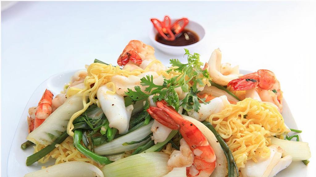H9. Mì Xào Mềm · Stir-fried egg noodle with seafood.