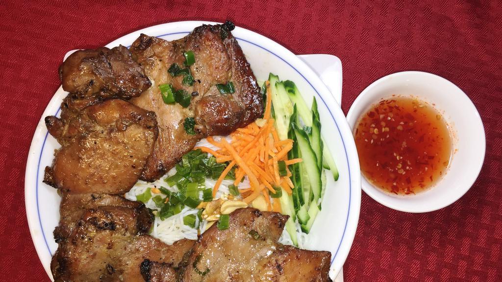 B3. Bun ga nuong · Vermicelli with grilled chicken.