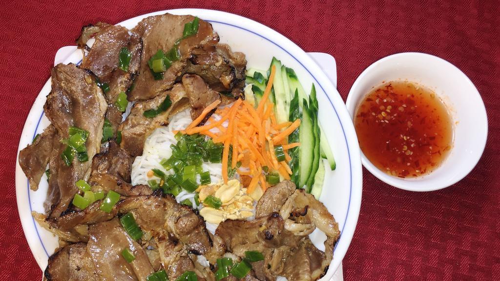 B2. Bun thit nuong · Vermicelli with grilled pork.