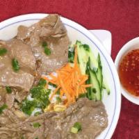 B4. Bun bo nuong · Vermicelli with grilled beef.