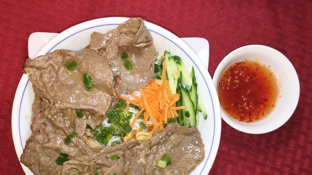 B4. Bun bo nuong · Vermicelli with grilled beef.