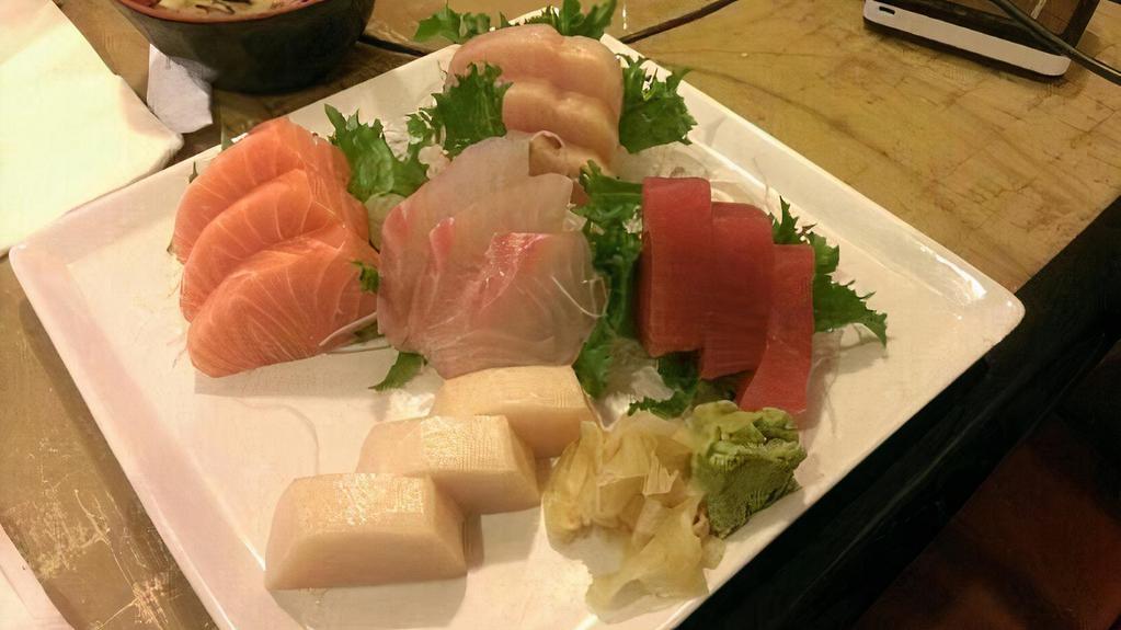 Deluxe Sashimi · Assorted 16 pcs/chef's choice.