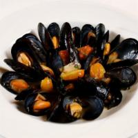 Linguine con Vongole o Cozze · Pasta with clams or mussels in a garlic, wine, red or white sauce.