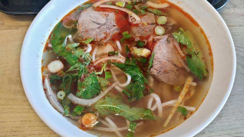 Bun Bo Hue · spicy noodle soup w beef, pork,porkham,tendon