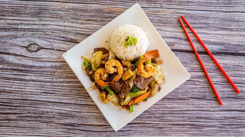 S3. Cơm Xào Thập Cẩm · Stir Fried Beef / Shrimps with mixed vegetables over rice.