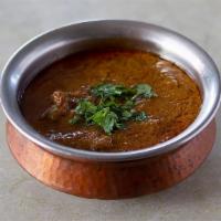 05. Degi Korma (Goat) · Goat or lamb cooked with special spices, onion and yogurt, traditional Delhi style.
