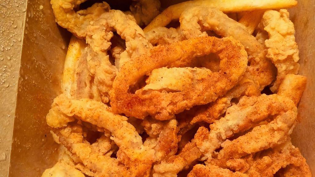 Fried Calamari 鱿鱼15PC加薯条 · Served with fries.