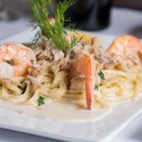Gamberi · Linguine with tiger shrimp and crab in a tomato sauce or creamy Parmesan sauce.