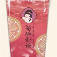 Strawberry & Lemon / 草莓捶柠檬 · Green tea lemonade with fresh strawberry bits, lime, lemon and lychee jelly.