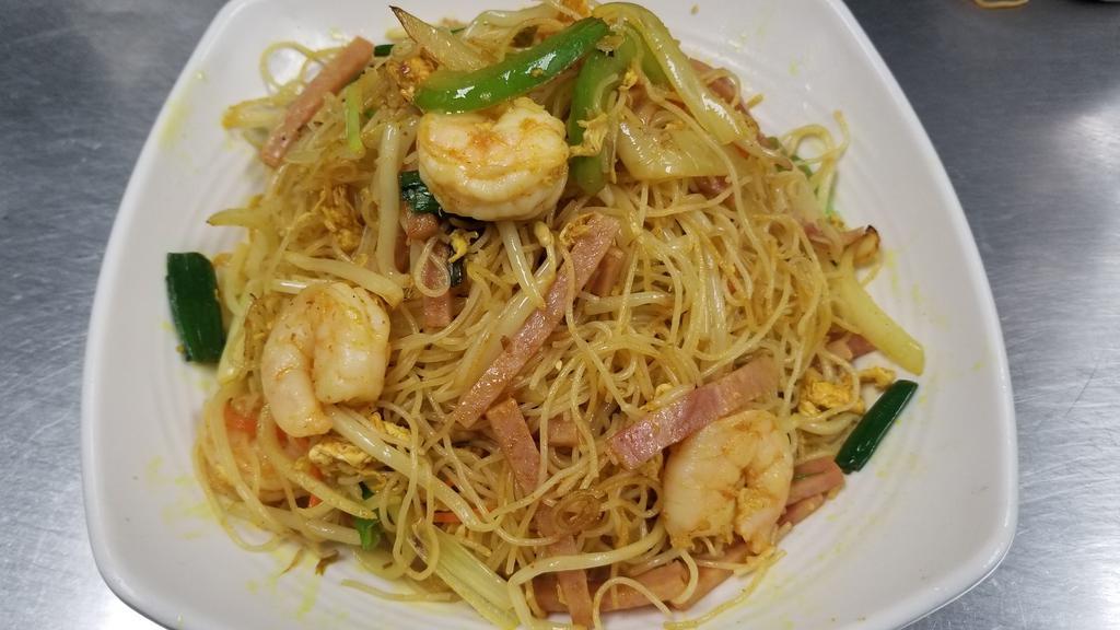 Canton Stir-fried Thin Rice Noodle · 廣東家鄉炒米粉 Seafood, dried shrimp, chicken, beef