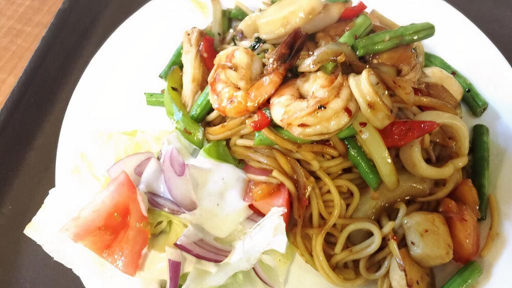 Pad Khi Mao · Stir fried rice noodles and green beans in chili, garlic, bell peppers and basil leaves.